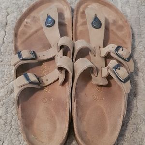 Like new Women Gizeh Birkenstocks slip on sandals